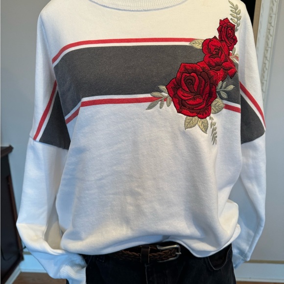 Hollister White Sweatshirt With Pretty Embroidered Roses size M - Picture 4 of 6